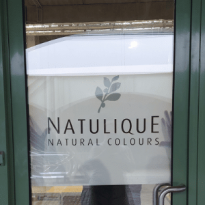 NATULIQUE logózott ablakmatrica